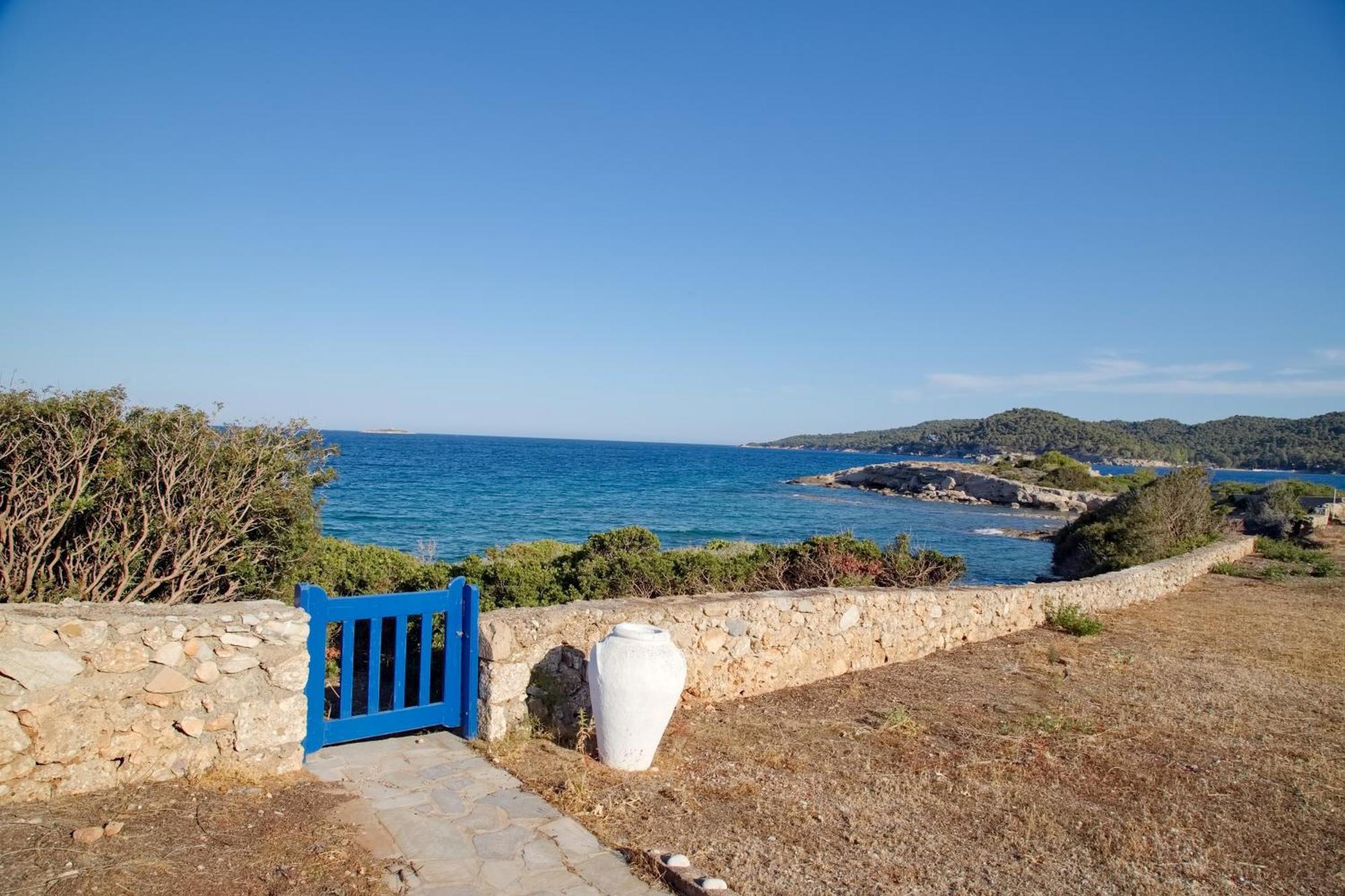 Aroura Homes 4Br Beachfront Villa Spetses Town Exterior photo