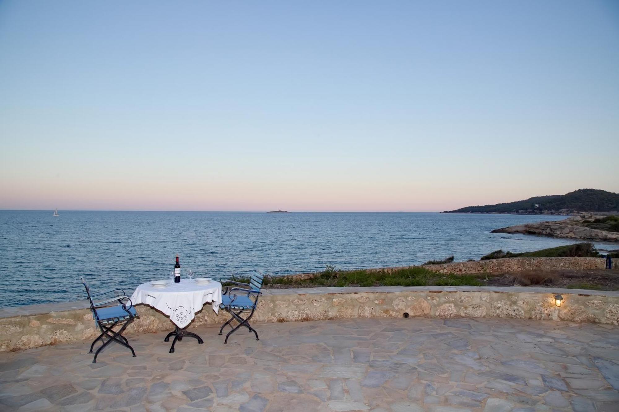 Aroura Homes 4Br Beachfront Villa Spetses Town Exterior photo