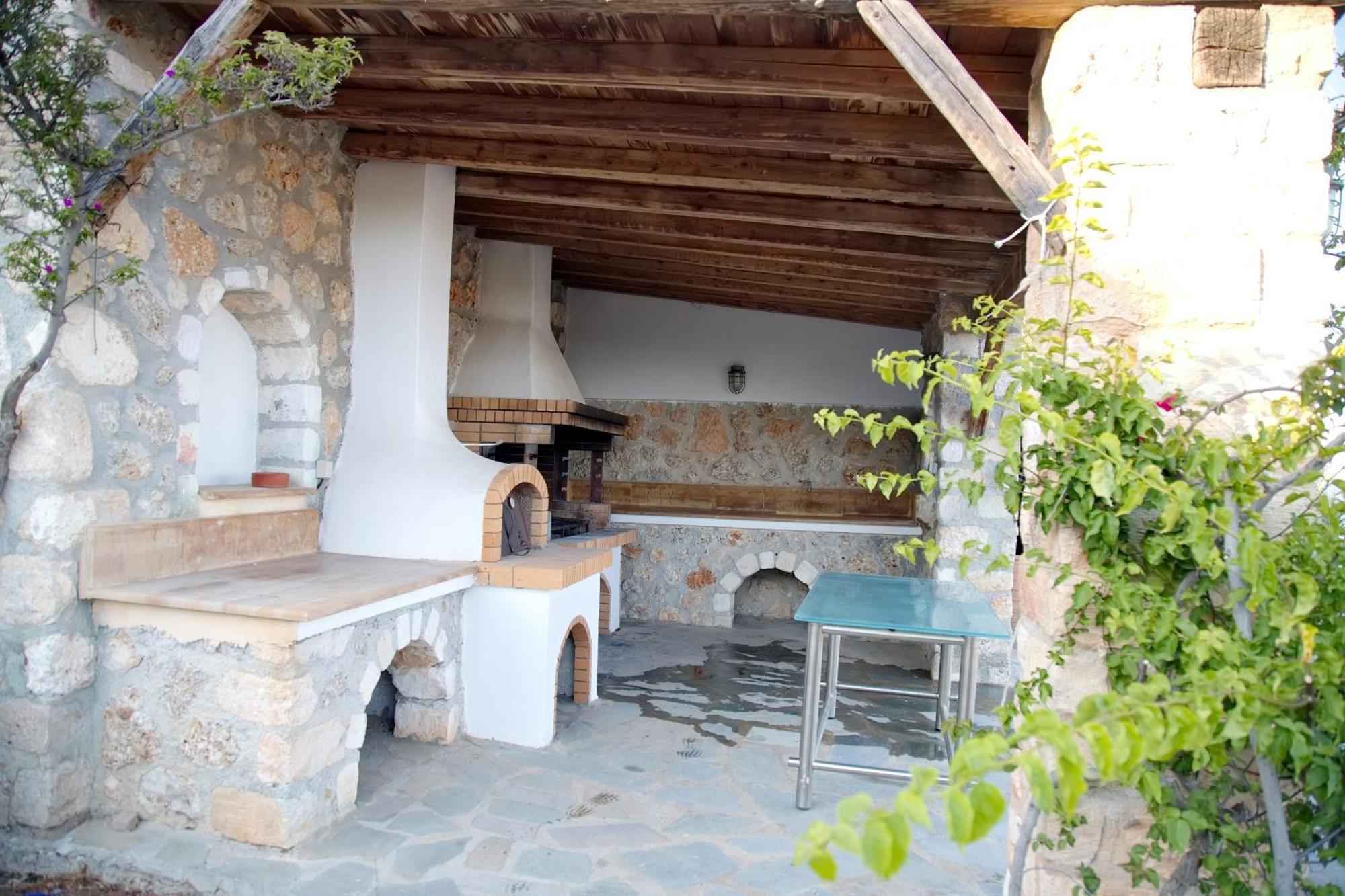 Aroura Homes 4Br Beachfront Villa Spetses Town Exterior photo