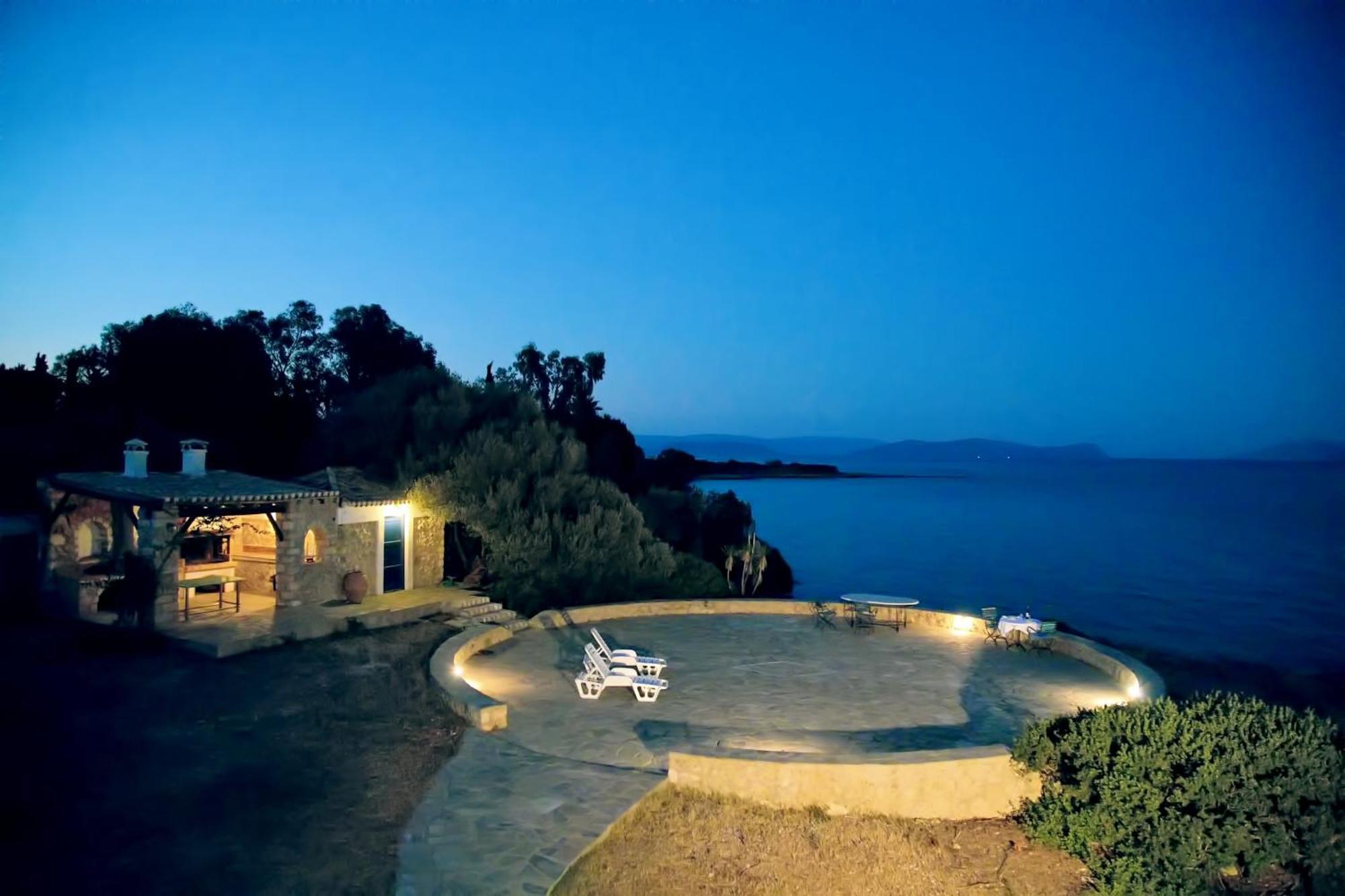 Aroura Homes 4Br Beachfront Villa Spetses Town Exterior photo