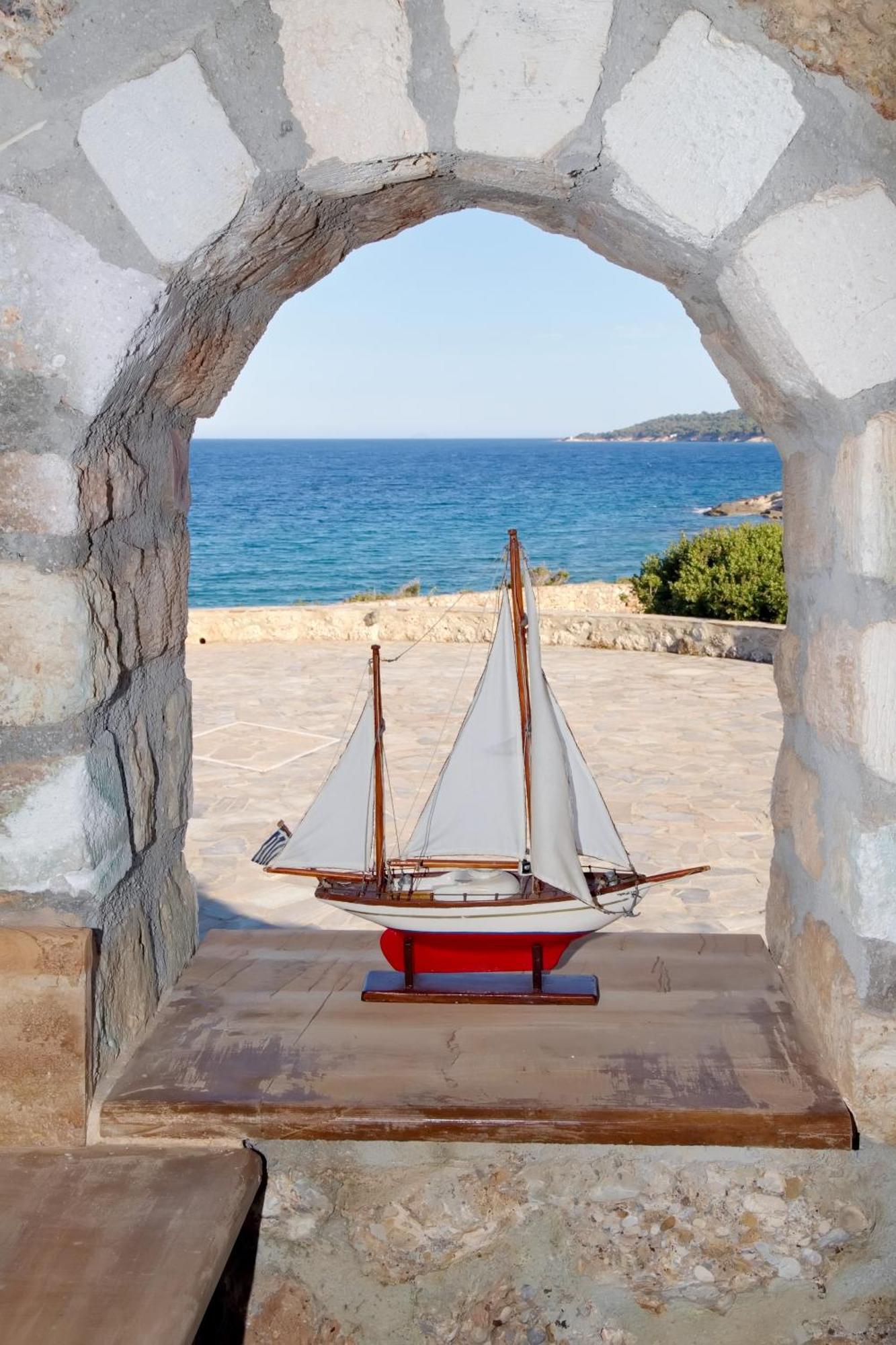 Aroura Homes 4Br Beachfront Villa Spetses Town Exterior photo